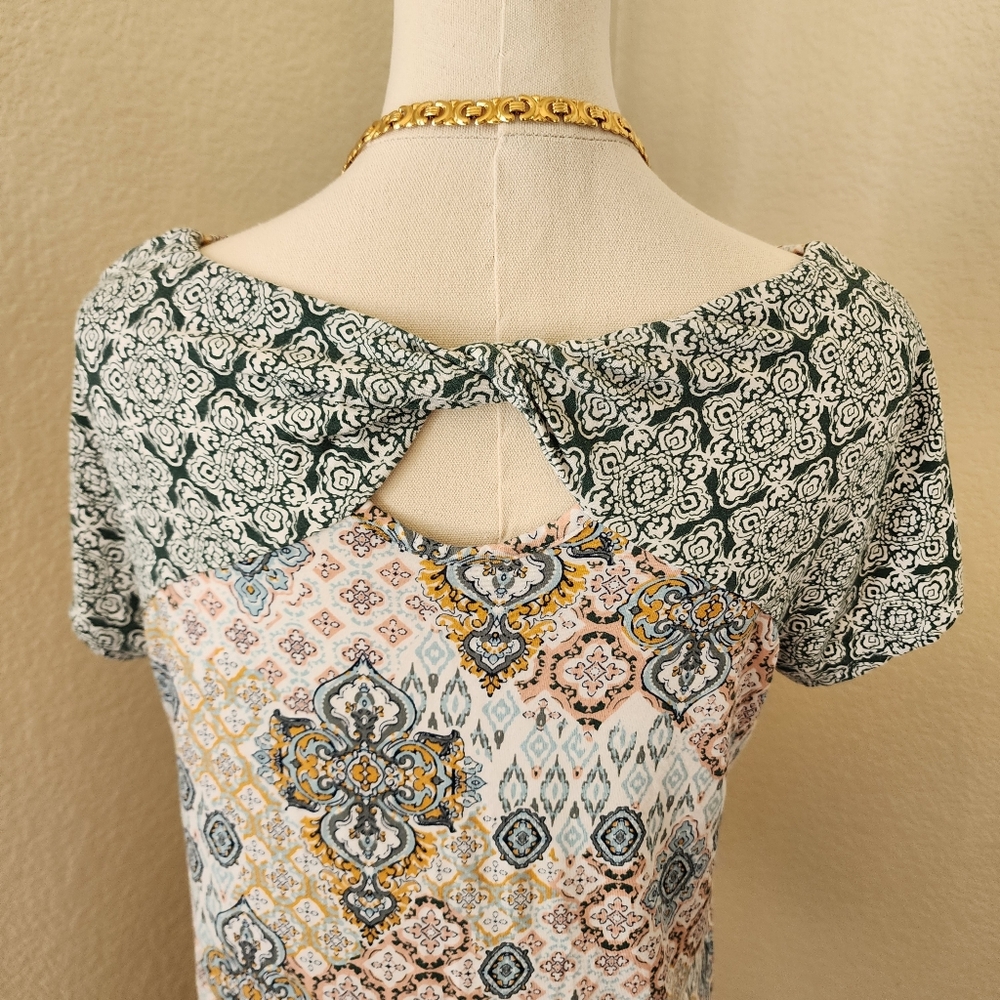 Patterned keyhole back tee. Medium. - Picture 5 of 9